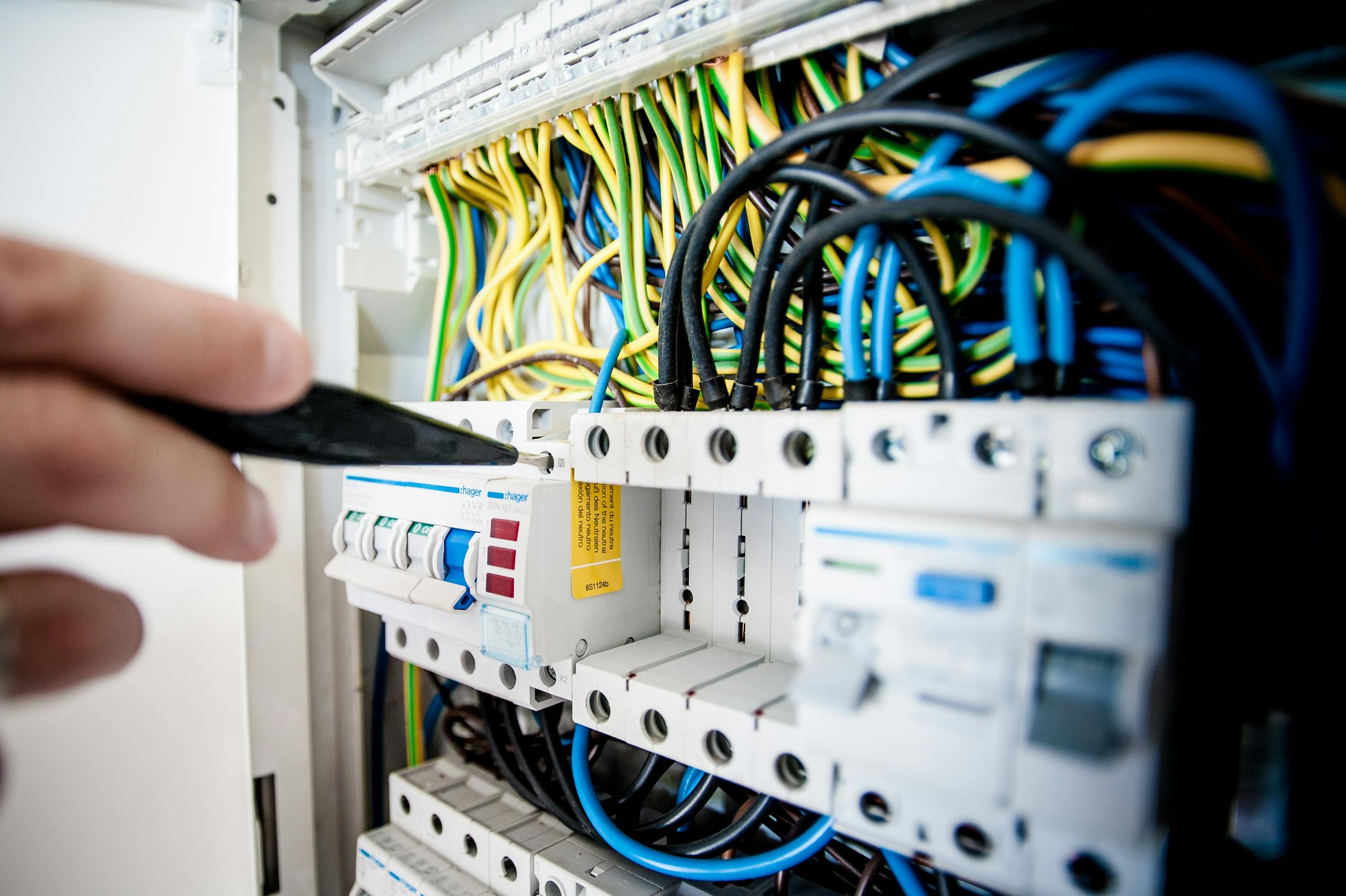electricidad-mano-profesional-cuadro